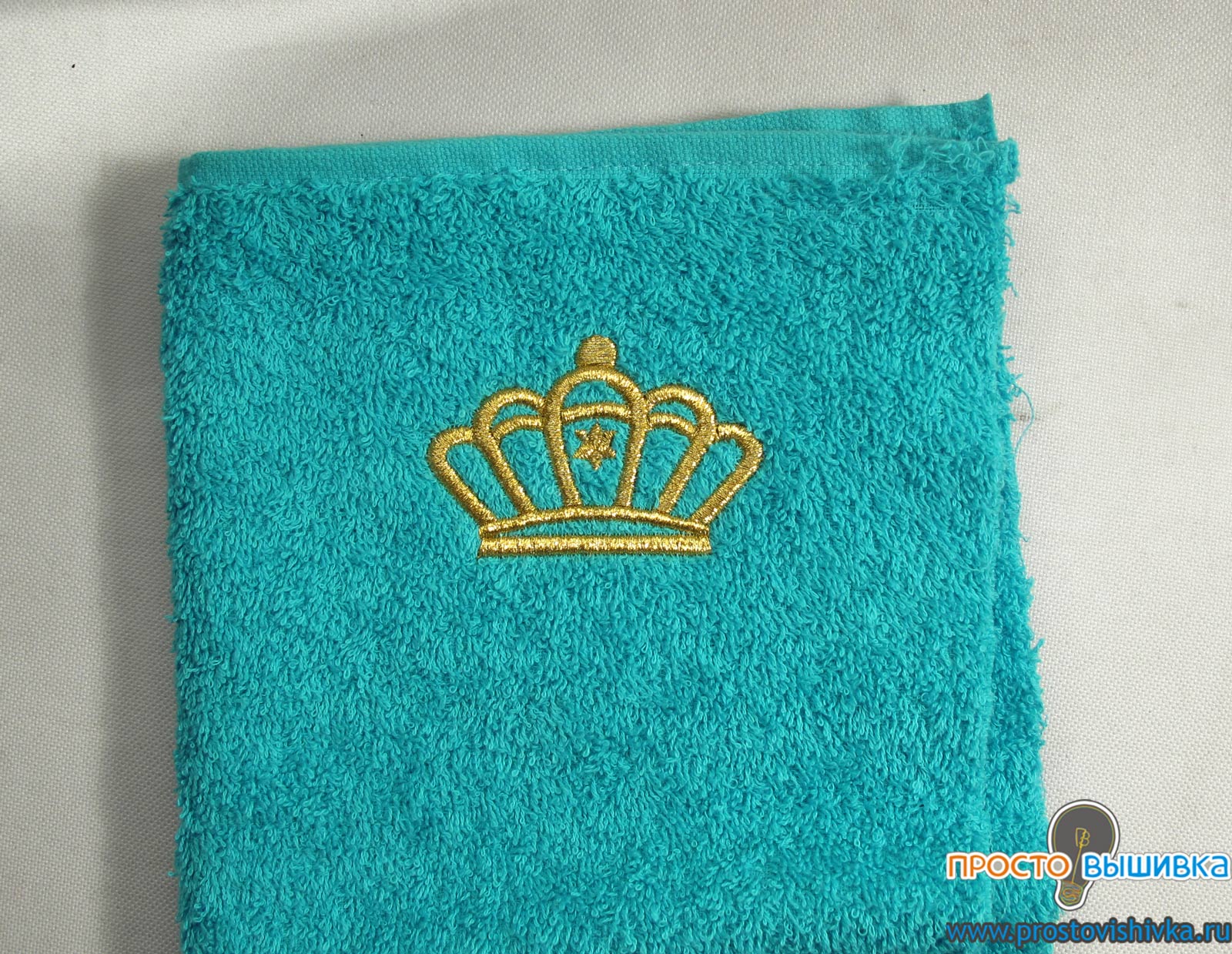 Вышивка золотом короны на полотенце